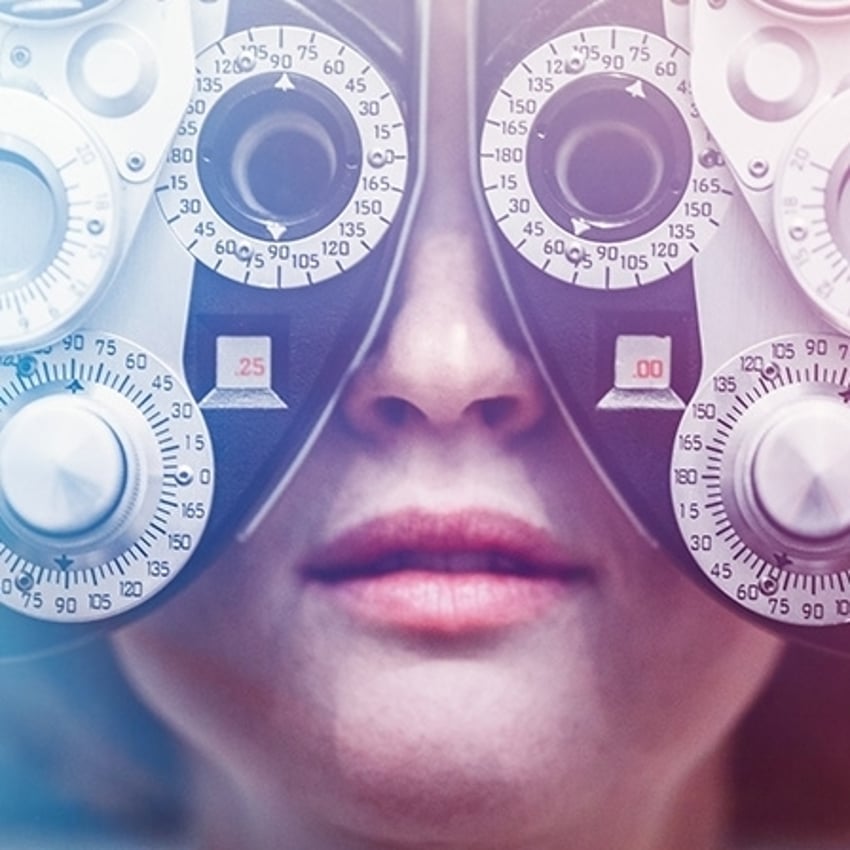 Os olhos de uma mulher sendo testados com um foróptero. Também poderia representar um oftalmologista.  