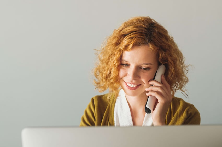 Empresária falando ao telefone no escritório