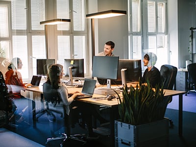 Programadores que trabalham em escritórios