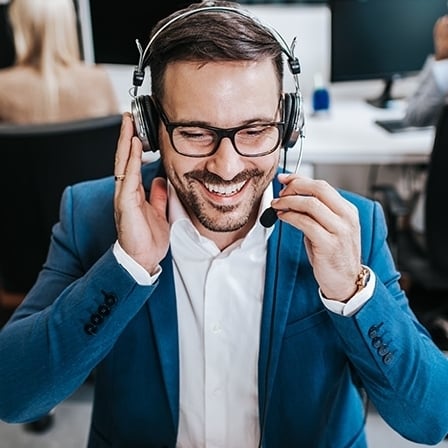 1180054097 Agente de atendimento ao cliente masculino bonito, trabalhando em um escritório de call center como operador de telemarketing.