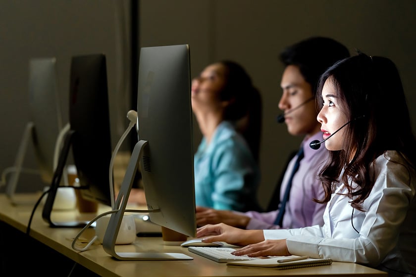 Call center com agentes em monitores de computador