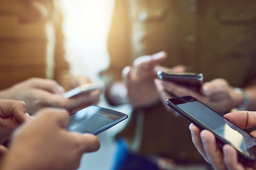 Todas as pessoas utilizam smartphones para trocar mensagens de texto