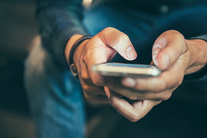 938786704 Pessoa enviando mensagens de texto no celular