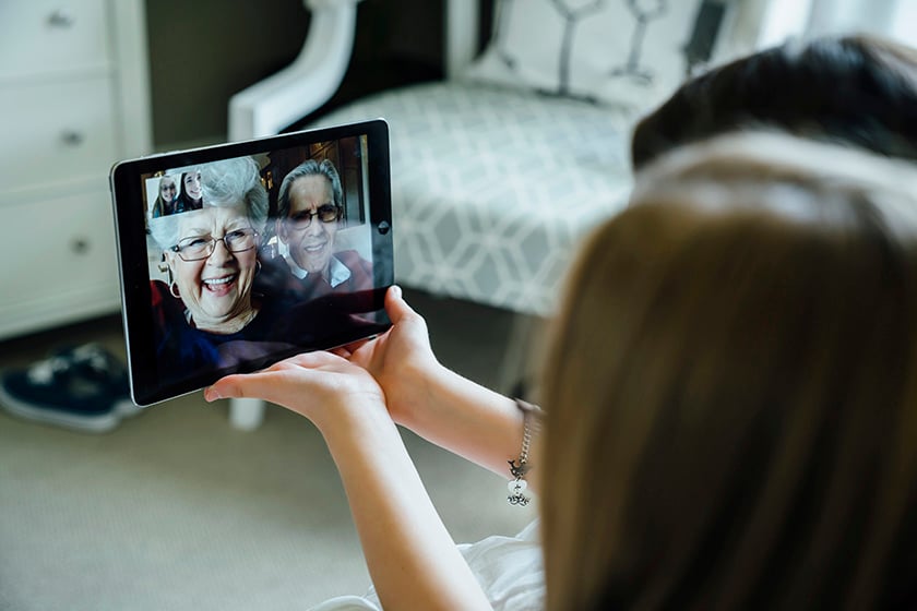 Mulher falando com vídeo no tablet de seus avós